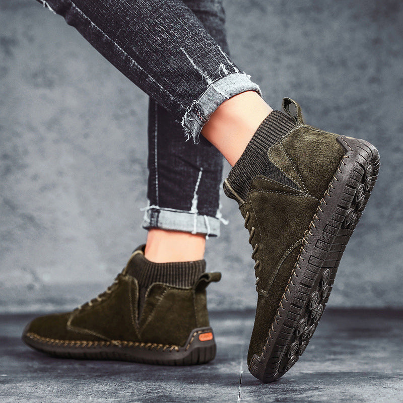 "Hållbara handsydda mid-top sneakers för män i slitstarkt material och urban stil, perfekta för alla tillfällen."