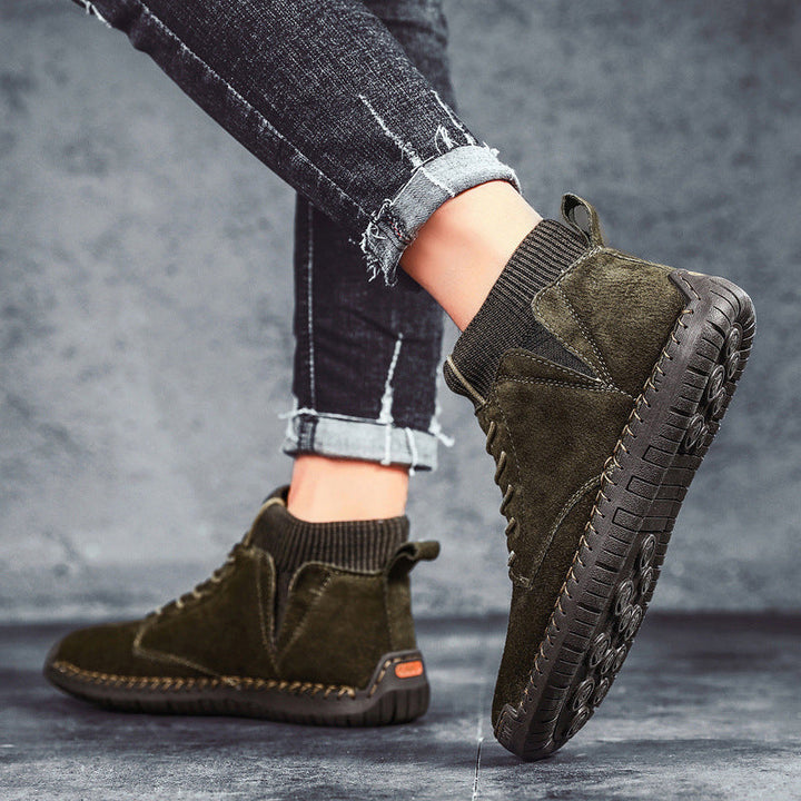 "Hållbara handsydda mid-top sneakers för män i slitstarkt material och urban stil, perfekta för alla tillfällen."