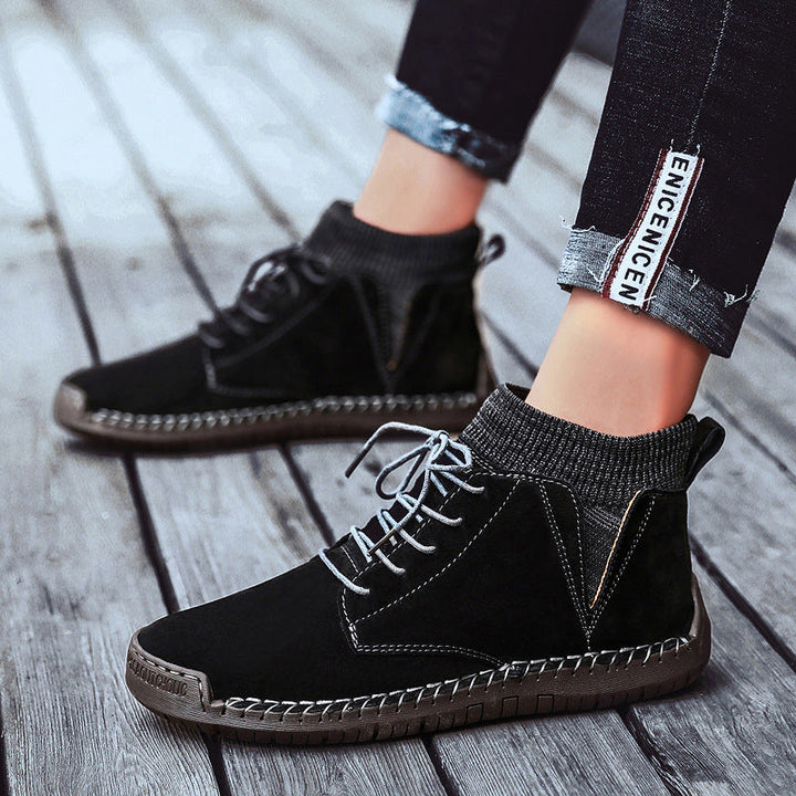 "Hållbara handsydda mid-top sneakers för män i slitstarkt material och urban stil, perfekta för alla tillfällen."