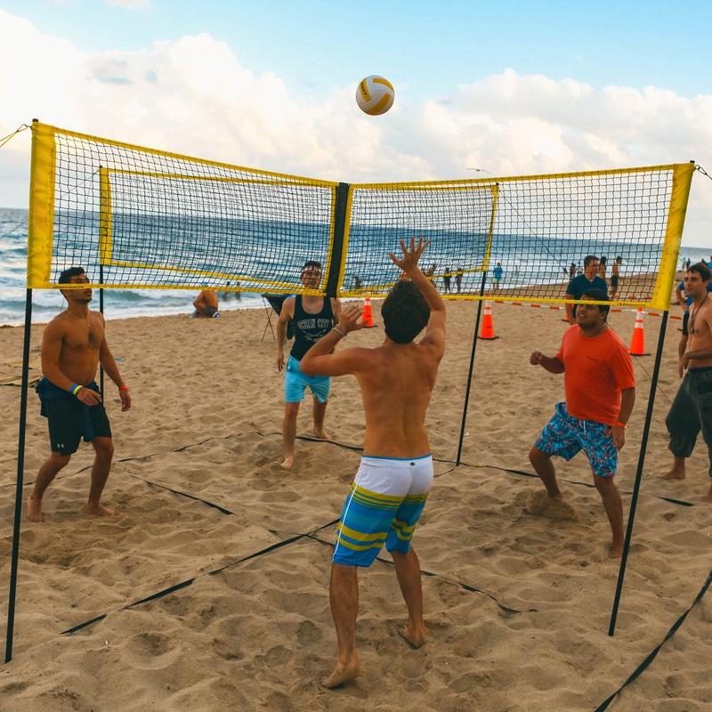 "Hållbart svart PE-volleyballnät för utomhuslek med knytdesign, förstärkt kanvaskant, perfekt för sand och gräs."
