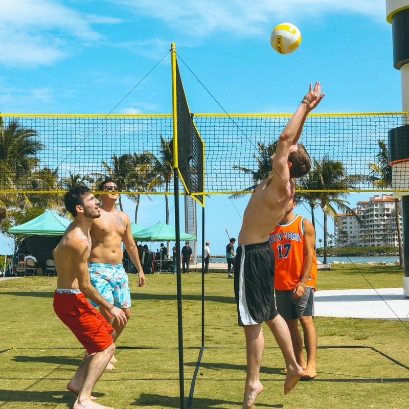 "Hållbart svart PE-volleyballnät för utomhuslek med knytdesign, förstärkt kanvaskant, perfekt för sand och gräs."