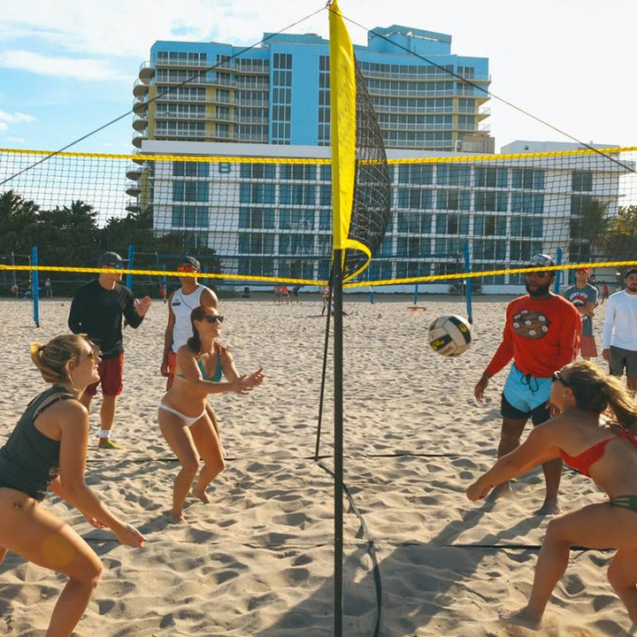 "Hållbart svart PE-volleyballnät för utomhuslek med knytdesign, förstärkt kanvaskant, perfekt för sand och gräs."