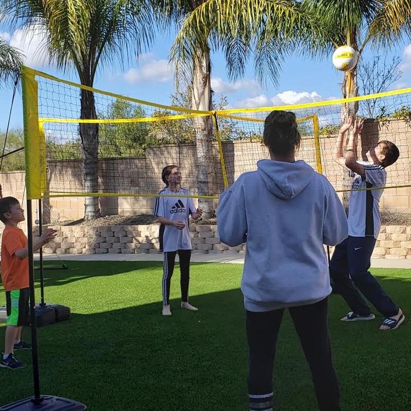 "Hållbart svart PE-volleyballnät för utomhuslek med knytdesign, förstärkt kanvaskant, perfekt för sand och gräs."