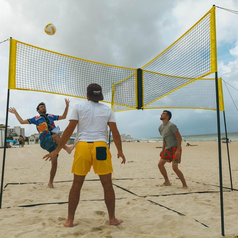 "Hållbart svart PE-volleyballnät för utomhuslek med knytdesign, förstärkt kanvaskant, perfekt för sand och gräs."