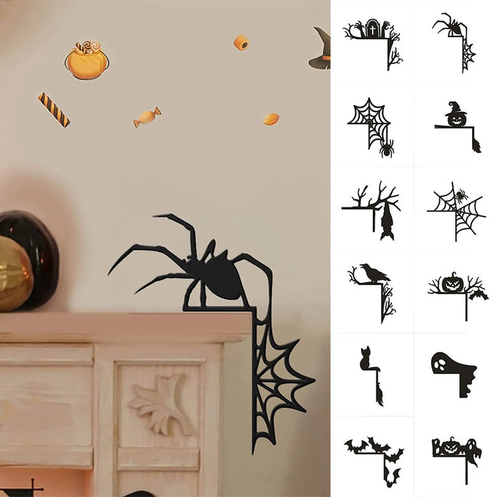 "Halloween dörrkarmdekoration av trä med häxa och spindelnät, perfekt för festlig och skrämmande heminredning."