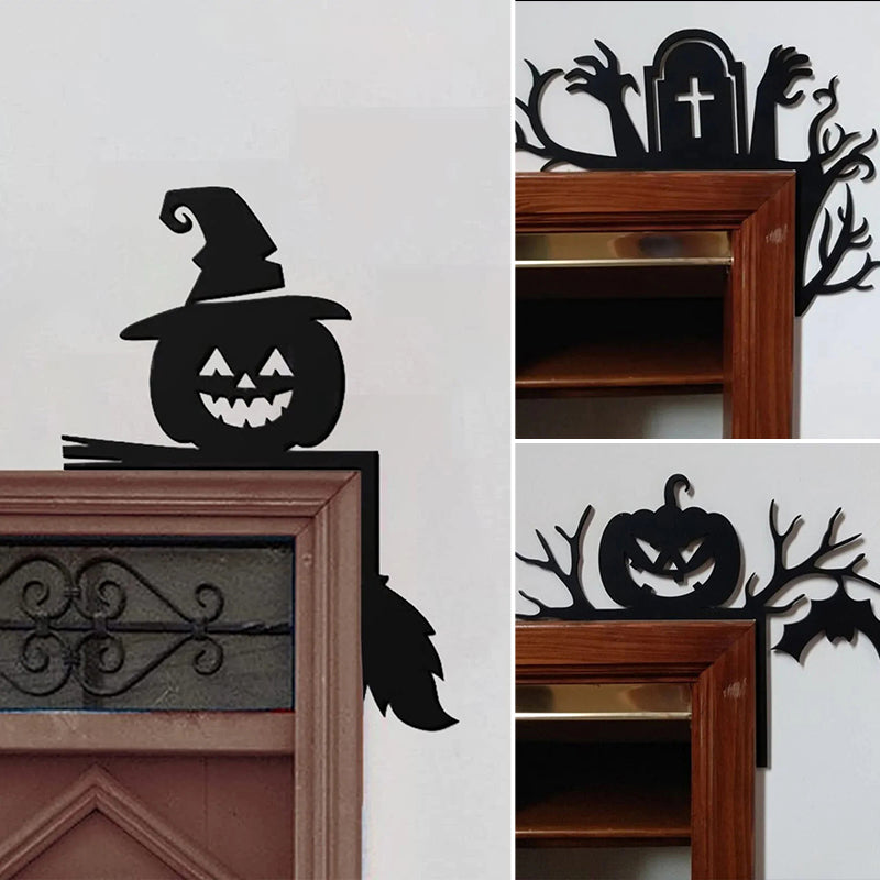 "Halloween dörrkarmdekoration av trä med häxa och spindelnät, perfekt för festlig och skrämmande heminredning."