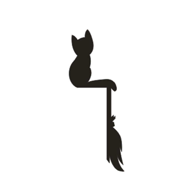 "Halloween dörrkarmdekoration av trä med häxa och spindelnät, perfekt för festlig och skrämmande heminredning."