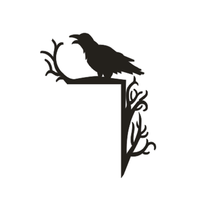 "Halloween dörrkarmdekoration av trä med häxa och spindelnät, perfekt för festlig och skrämmande heminredning."