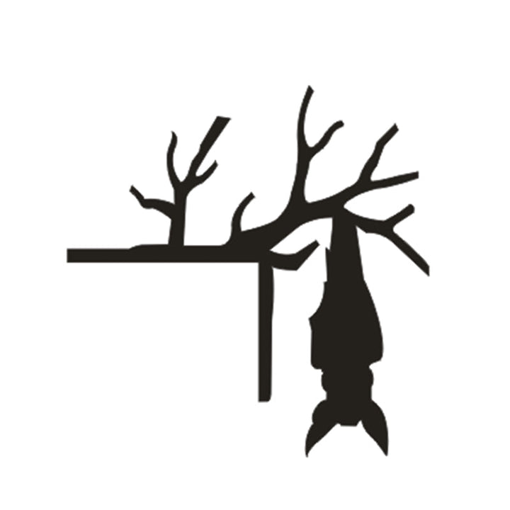 "Halloween dörrkarmdekoration av trä med häxa och spindelnät, perfekt för festlig och skrämmande heminredning."