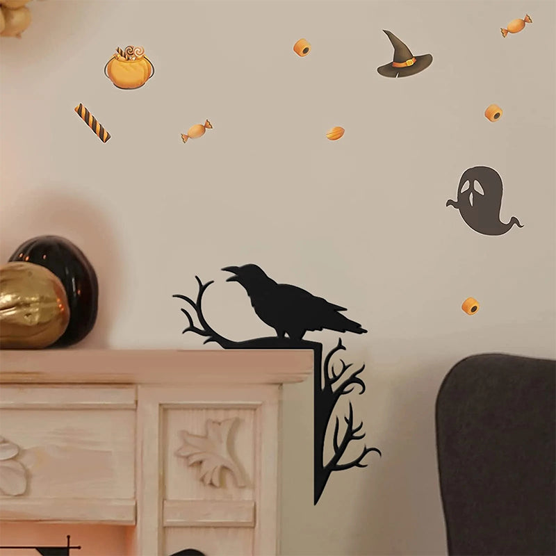 "Halloween dörrkarmdekoration av trä med häxa och spindelnät, perfekt för festlig och skrämmande heminredning."