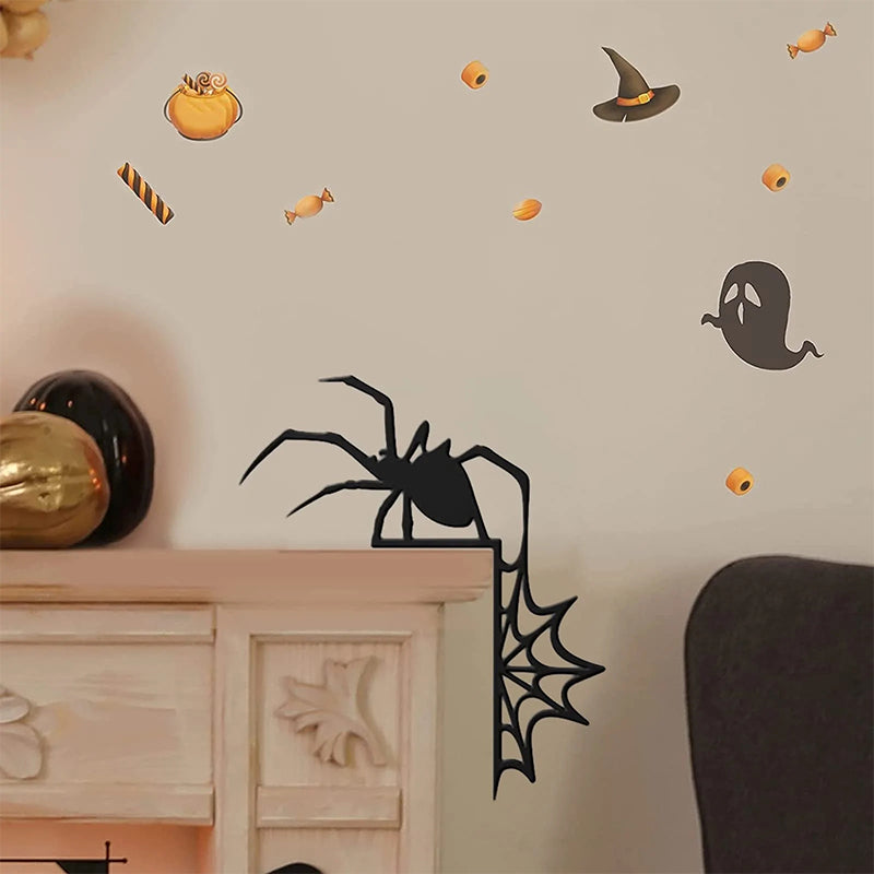 "Halloween dörrkarmdekoration av trä med häxa och spindelnät, perfekt för festlig och skrämmande heminredning."