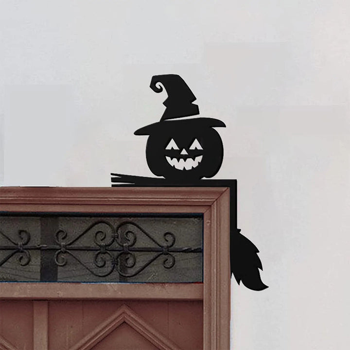 "Halloween dörrkarmdekoration av trä med häxa och spindelnät, perfekt för festlig och skrämmande heminredning."