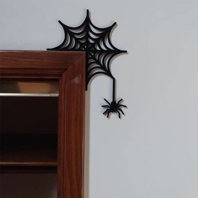 "Halloween dörrkarmdekoration av trä med häxa och spindelnät, perfekt för festlig och skrämmande heminredning."