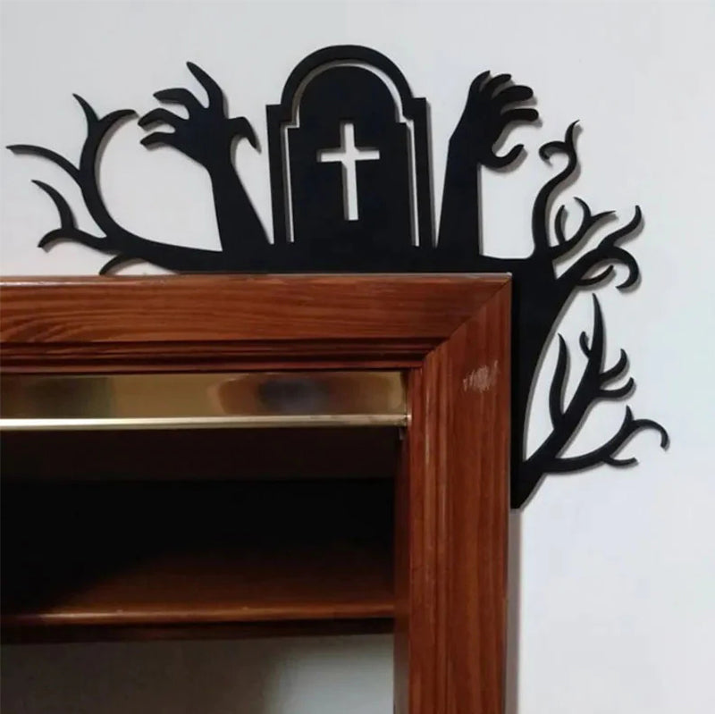 "Halloween dörrkarmdekoration av trä med häxa och spindelnät, perfekt för festlig och skrämmande heminredning."