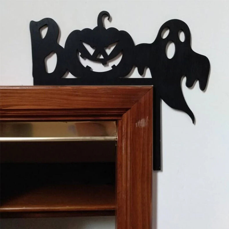 "Halloween dörrkarmdekoration av trä med häxa och spindelnät, perfekt för festlig och skrämmande heminredning."