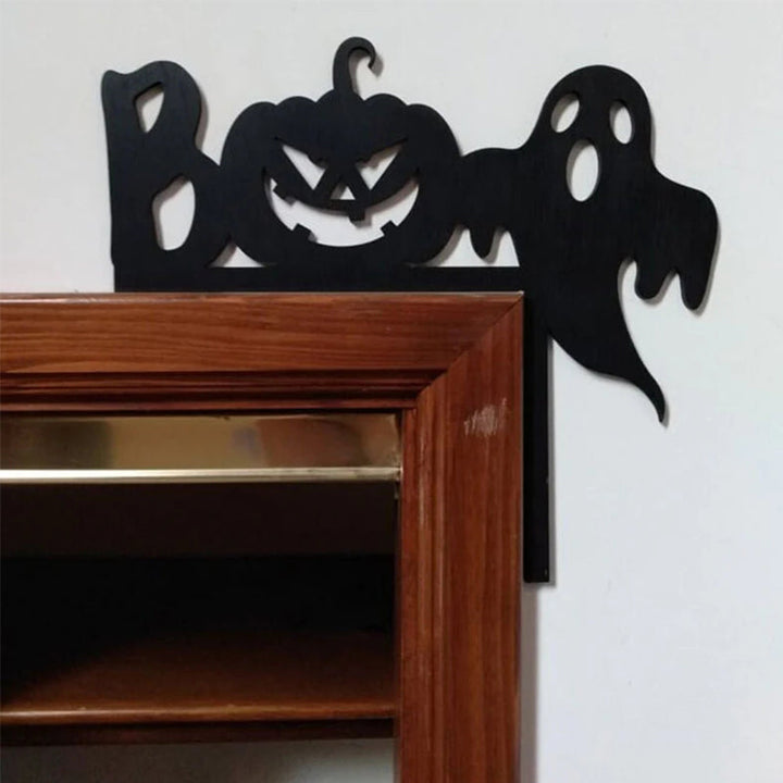 "Halloween dörrkarmdekoration av trä med häxa och spindelnät, perfekt för festlig och skrämmande heminredning."