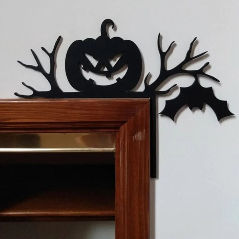 "Halloween dörrkarmdekoration av trä med häxa och spindelnät, perfekt för festlig och skrämmande heminredning."