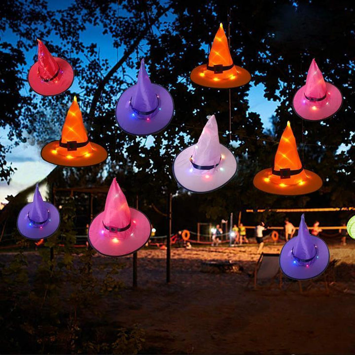 "Halloween häxhatt dekoration med LED-stränglampor i färgglada nyanser för magisk festivalstämning."