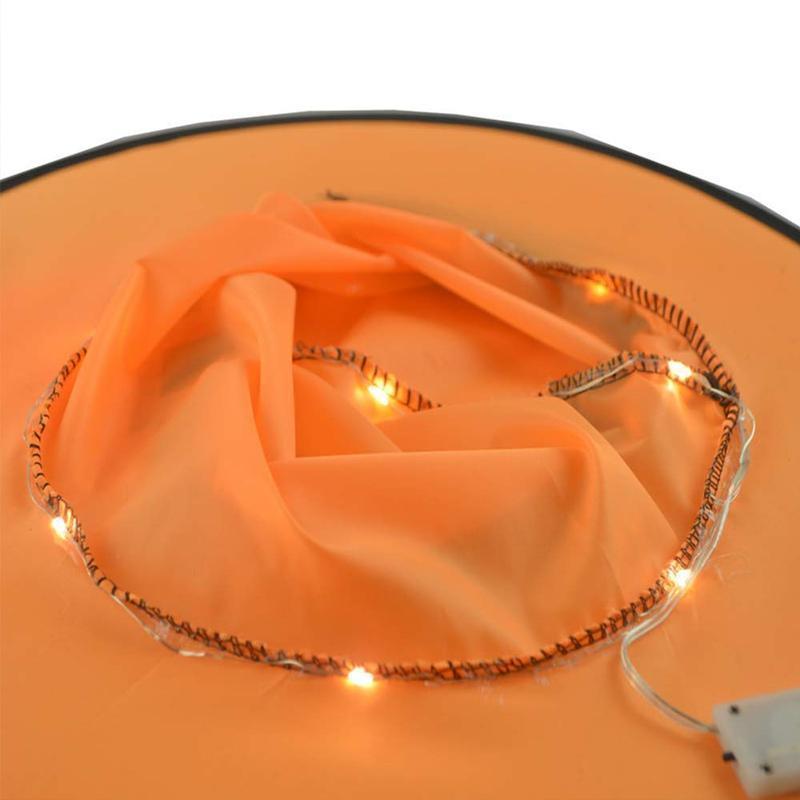 "Halloween häxhatt dekoration med LED-stränglampor i färgglada nyanser för magisk festivalstämning."