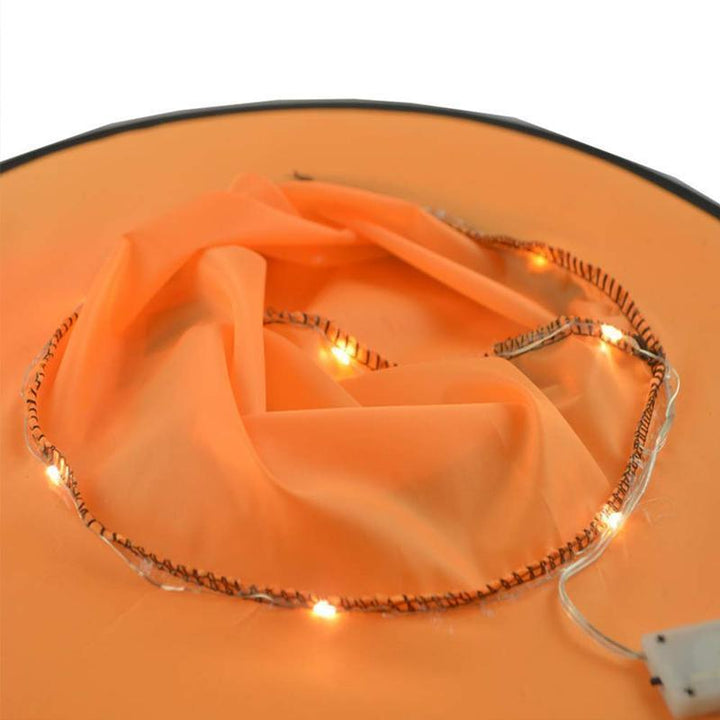 "Halloween häxhatt dekoration med LED-stränglampor i färgglada nyanser för magisk festivalstämning."