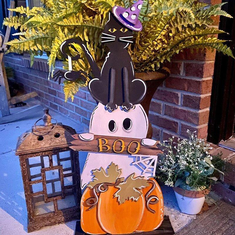 "Halloween veranda dekoration i trä med handmålade detaljer och unik design för en spöklik och välkomnande atmosfär."