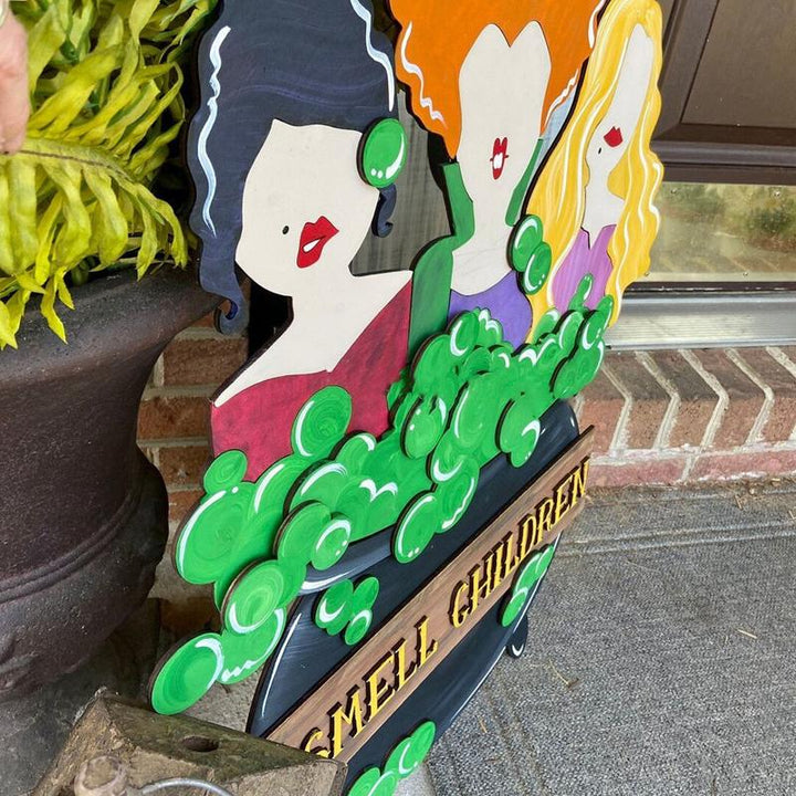 "Halloween veranda dekoration i trä med handmålade detaljer och unik design för en spöklik och välkomnande atmosfär."
