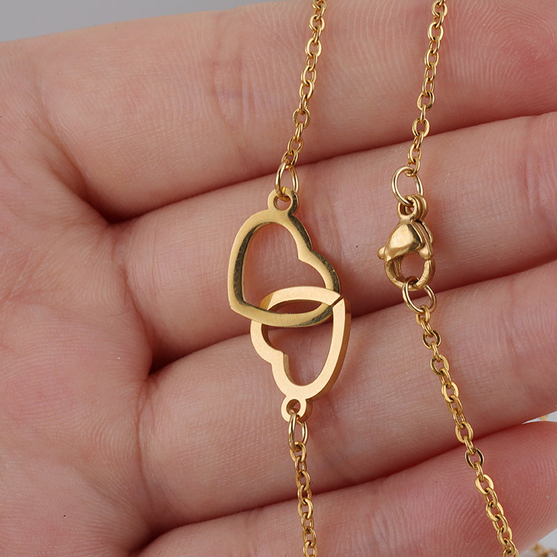 "Halsband för kvinnor med två sammanflätade hjärtan i titan stål, elegant romantisk design i guld, roséguld eller silver."