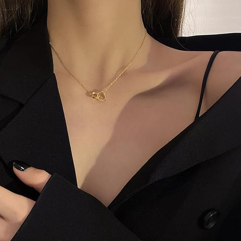 "Halsband för kvinnor med två sammanflätade hjärtan i titan stål, elegant romantisk design i guld, roséguld eller silver."