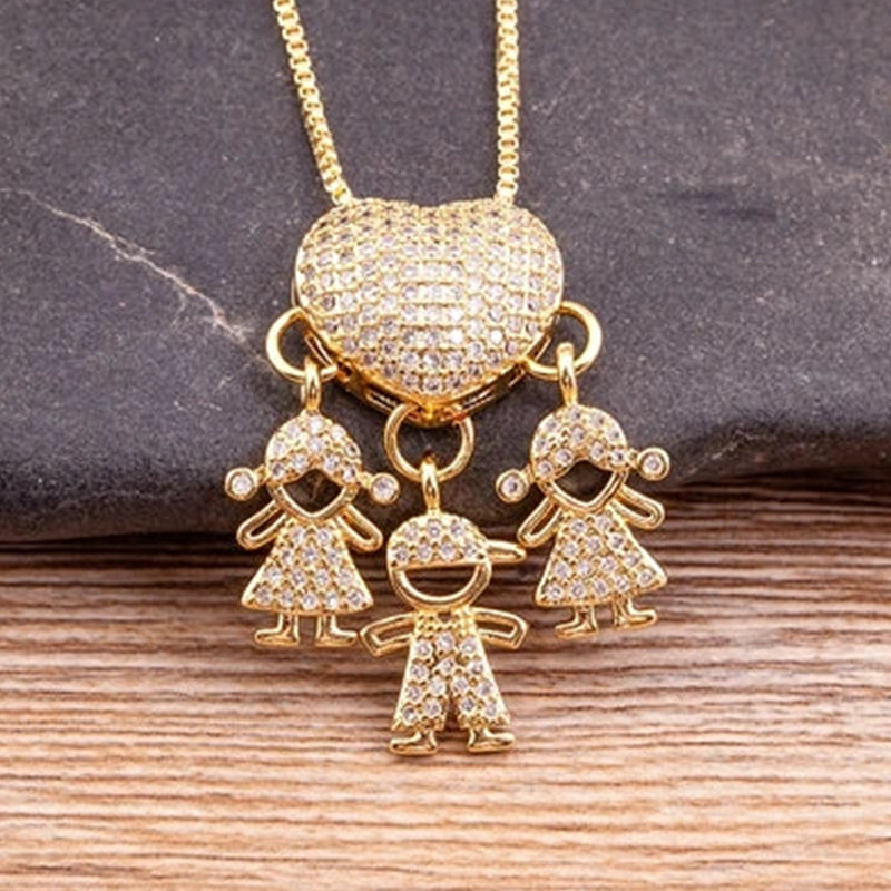 "Halsband i guldplätering med intrikat design av mor och barn, dekorerad med kubiska zirkonia. Perfekt för mammor."