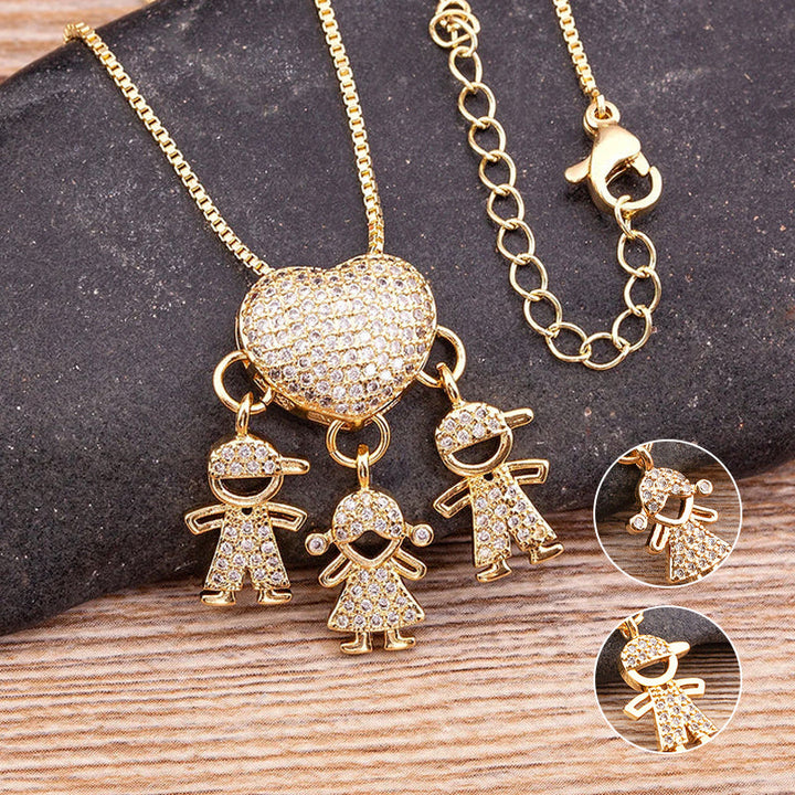 "Halsband i guldplätering med intrikat design av mor och barn, dekorerad med kubiska zirkonia. Perfekt för mammor."