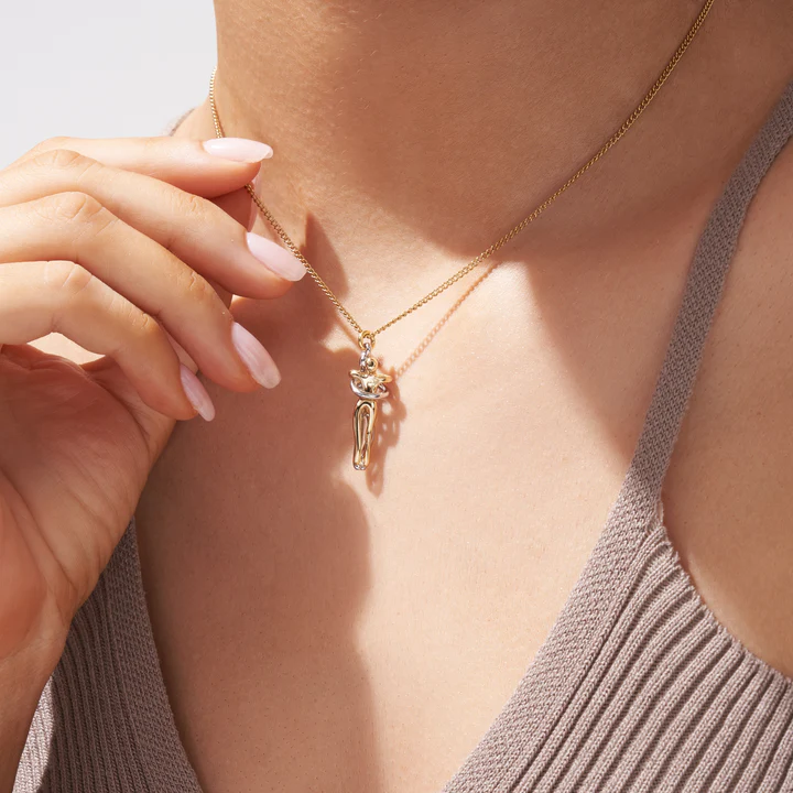 Romantiskt halsband med unika kramfigurer, en stilfull accessoar och presenttips för dam.