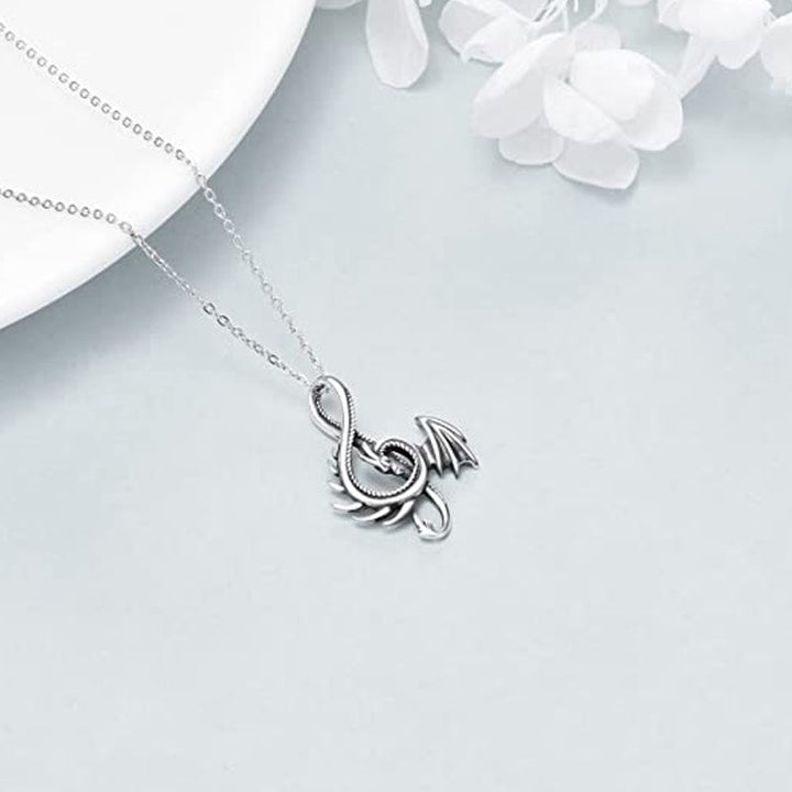 "Halsband med drakdesign i legering, detaljerad och elegant för både vardag och fest, symboliserar styrka och visdom."