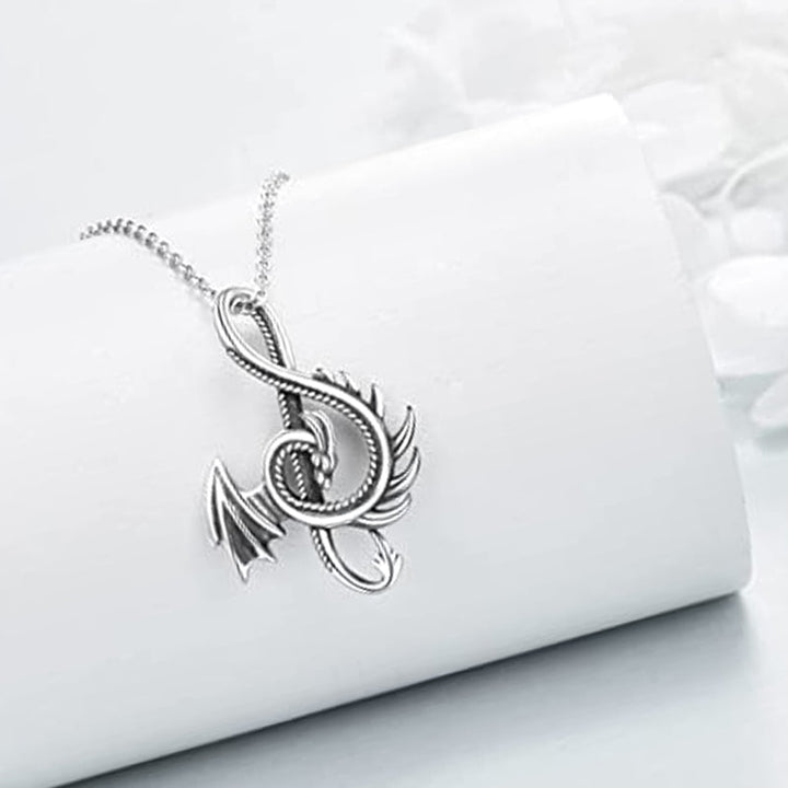 "Halsband med drakdesign i legering, detaljerad och elegant för både vardag och fest, symboliserar styrka och visdom."