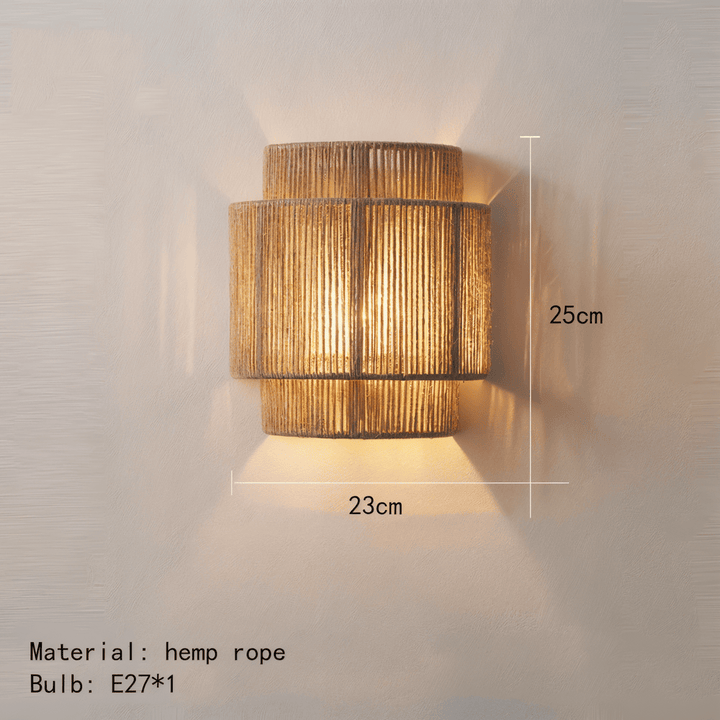 Hampavägglampa i boho-stil. Handgjord, rotting och hampa.  Mjukt, varmt ljus.