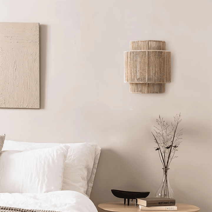 Hampavägglampa i boho-stil. Handgjord, rotting och hampa.  Mjukt, varmt ljus.