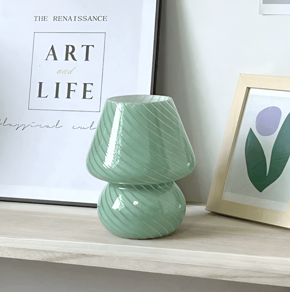 Handblåst randig bordslampa i glas. Dekorativ design för mysig heminredning.
