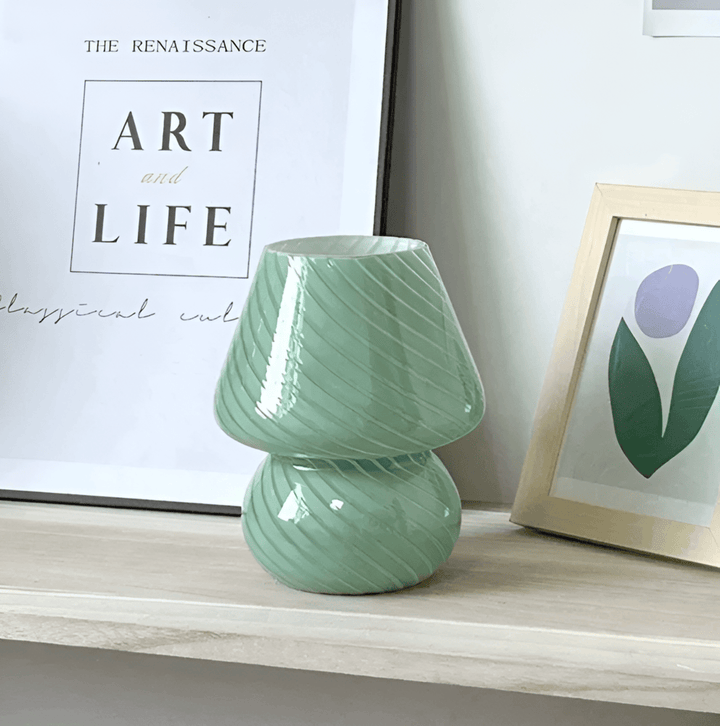 Handblåst randig bordslampa i glas. Dekorativ design för mysig heminredning.