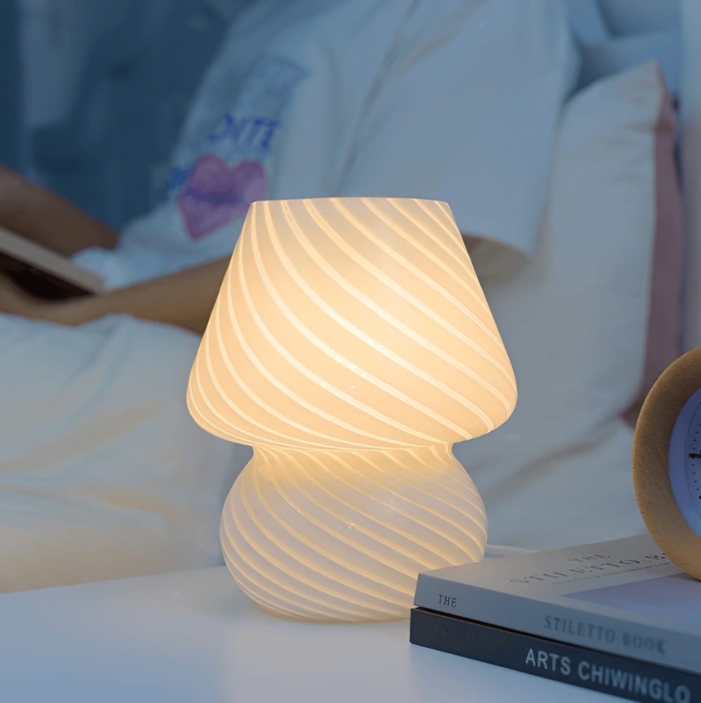 Handblåst bordslampa, randigt glas. En dekorativ och stilren belysningsdetalj för alla hem.