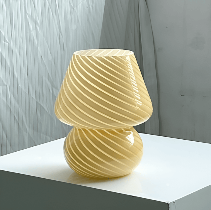 Randig bordslampa i vitt/transparent handblåst glas. Elegant design, perfekt som nattdukslampa.