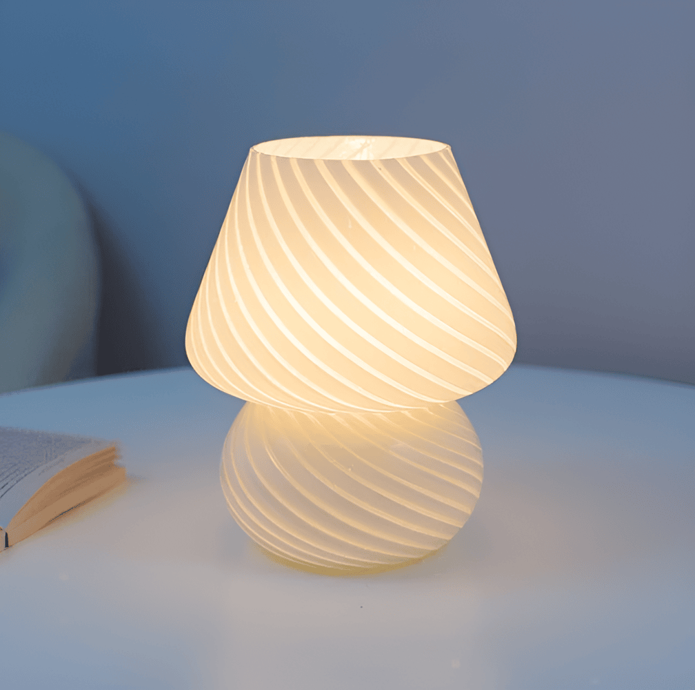Designad randig bordslampa i handblåst glas. Funktionell och dekorativ belysning, USB-lampa.