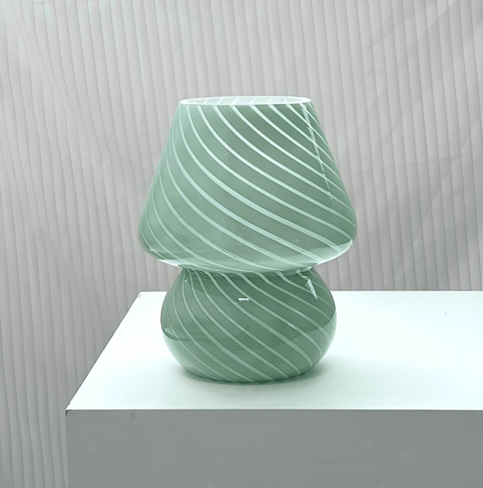 USB-driven bordslampa med randigt, handblåst glas. En stilren detalj för modern hem- och kontorsinredning.
