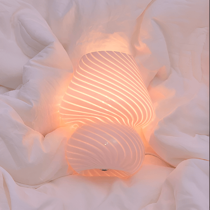 Dekorativ USB-lampa: handblåst glas, randig design. Stilfull belysning för skrivbord & nattduksbord.