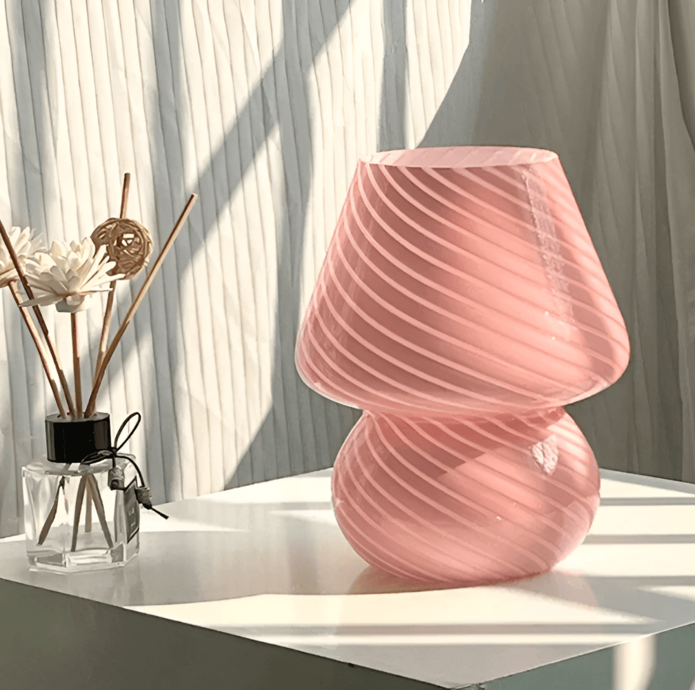 Randig bordslampa i handblåst glas. En designklassiker för modern heminredning, USB-kompatibel.