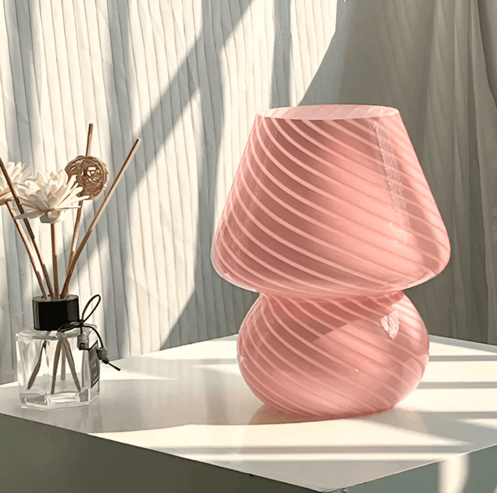 Randig bordslampa i handblåst glas. En designklassiker för modern heminredning, USB-kompatibel.