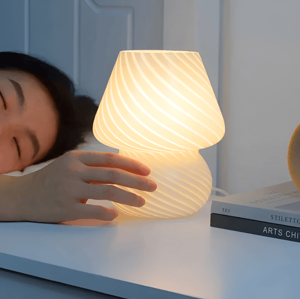 Svamplampa med randigt glas, handblåst och dekorativ. Skapar mysig atmosfär i alla rum.