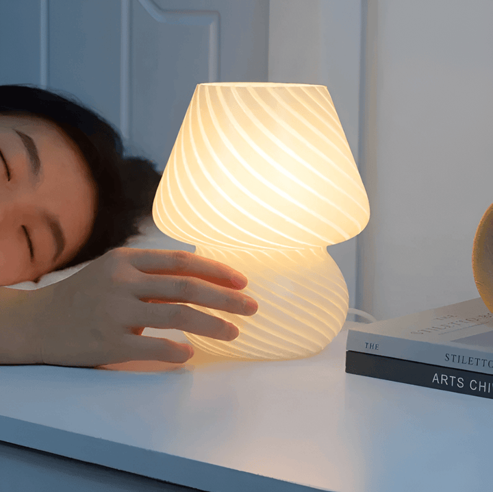 Svamplampa med randigt glas, handblåst och dekorativ. Skapar mysig atmosfär i alla rum.