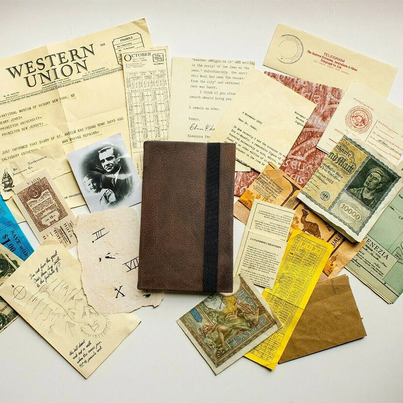 "Handbunden Graildagbok, åldrade sidor, replika från 'The Last Crusade', perfekt accessoar för Indiana Jones-fans."