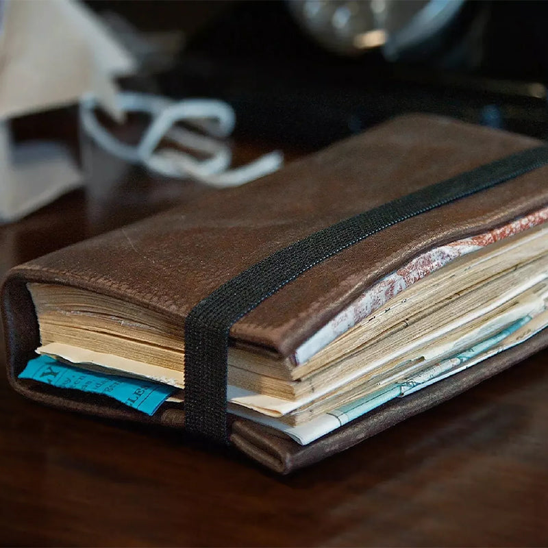 "Handbunden Graildagbok, åldrade sidor, replika från 'The Last Crusade', perfekt accessoar för Indiana Jones-fans."