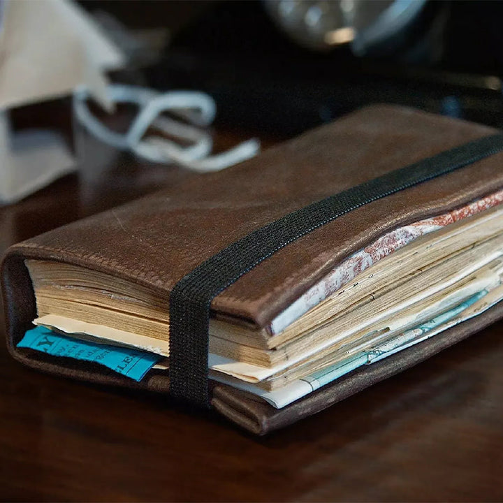 "Handbunden Graildagbok, åldrade sidor, replika från 'The Last Crusade', perfekt accessoar för Indiana Jones-fans."