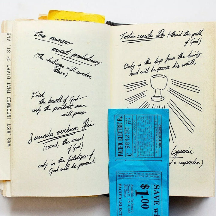 "Handbunden Graildagbok, åldrade sidor, replika från 'The Last Crusade', perfekt accessoar för Indiana Jones-fans."